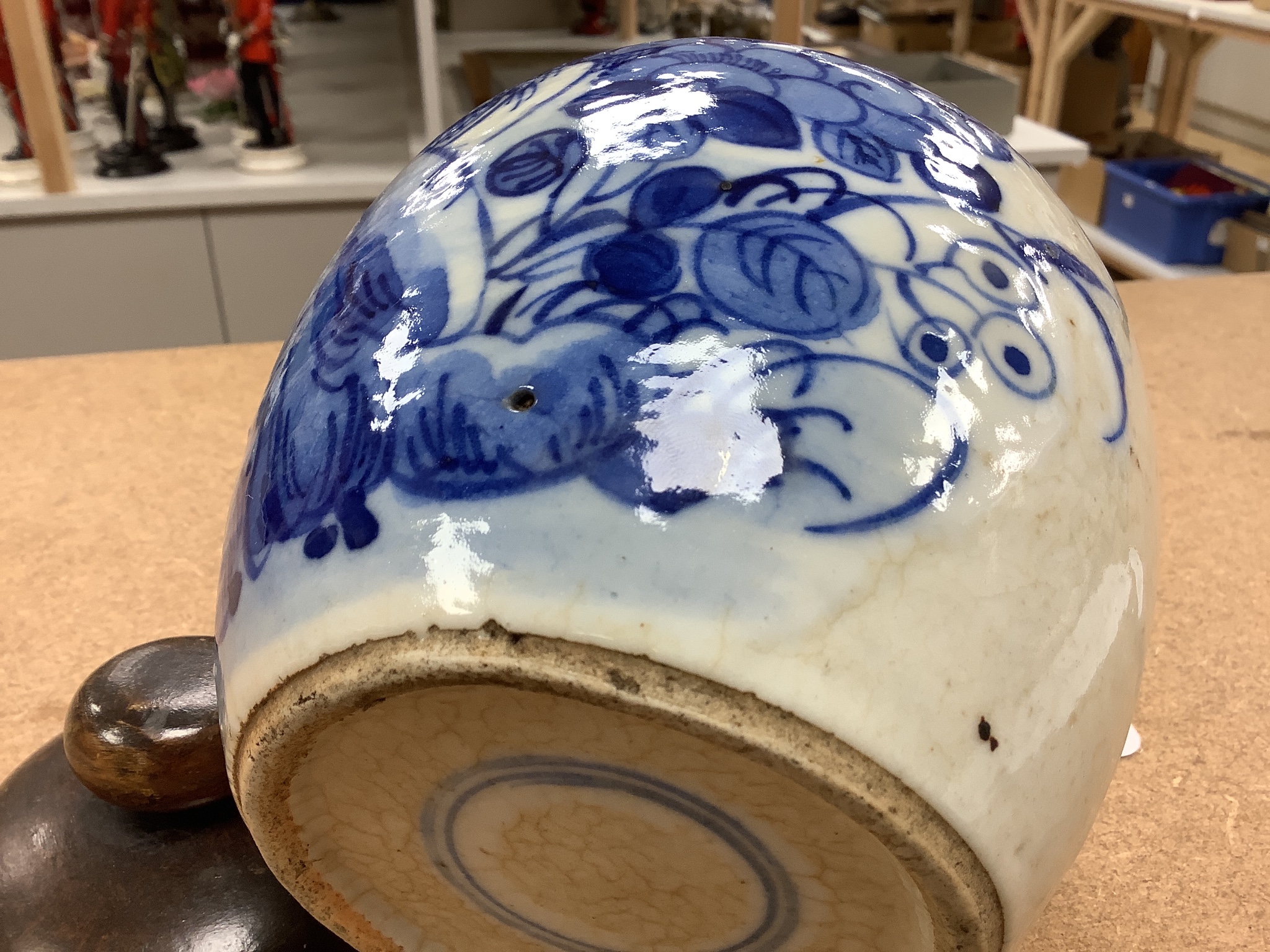 A Chinese blue and white crackle glaze jar and cover, early 20th century, height 12cm (excluding cover)